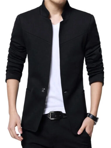 Veste col mao homme de style blazer élégant, de couleur noire. Porté par un homme sur un fond blanc.