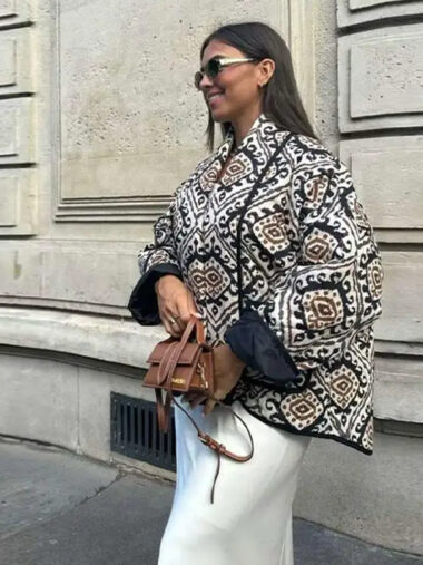 Veste matelassée femme ample avec motifs, noir et blanc, porté par une femme, dans une rue.