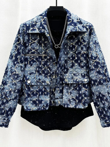 Veste style chanel homme à paillettes et col à revers de couleur bleu. Sur un fond blanc et gris.