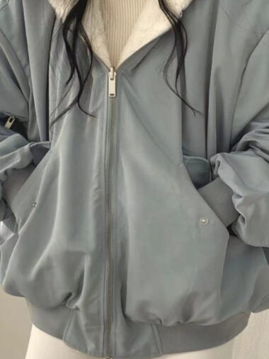 Veste reversible femme style bombers à capuche, de couleur bleu porté par une femme.