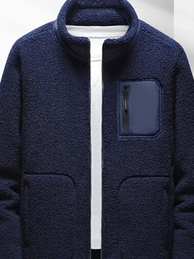 Veste pilou pilou homme polaire avec poches zippées, bleu marine, sur un fond blanc.