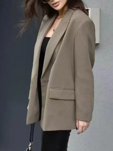 Veste blazer femme à double boutonnage, de couleur kaki, porté par une femme de profil.