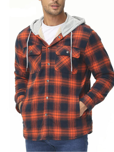 Veste mouton homme avec capuche et motifs à carreaux orange et noir, porté par un homme. Sur un fond blanc.