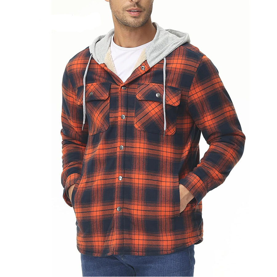 Veste mouton homme avec capuche et motifs à carreaux orange et noir, porté par un homme. Sur un fond blanc.