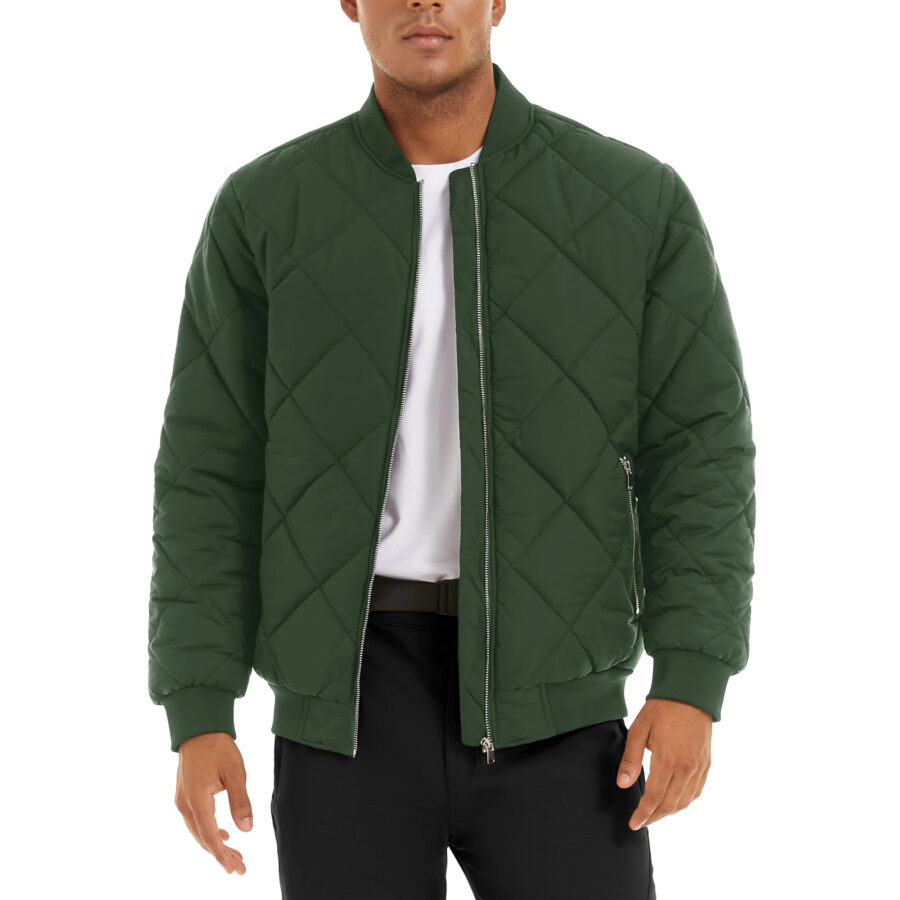 Veste matelassée homme de style bombers kaki. Portée par un homme sur un fond blanc.