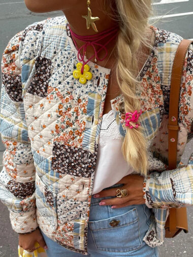 Veste patchwork femme avec motifs imprimés fleuris, porté par une femme.