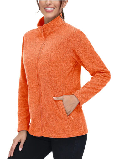 Veste polaire femme avec col haut de couleur orange, porté par une femme, sur un fond blanc.