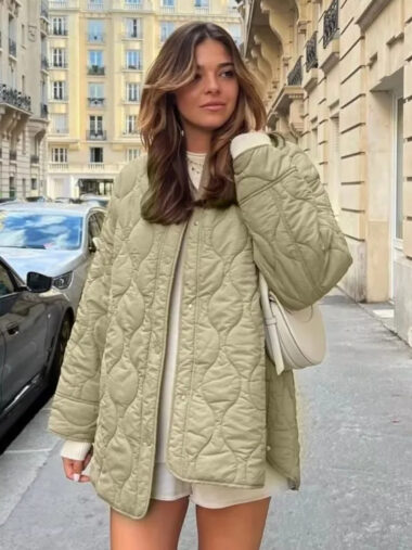 Veste matelassée femme ample avec col rond de couleur verte, porté par une femme, dans une rue.