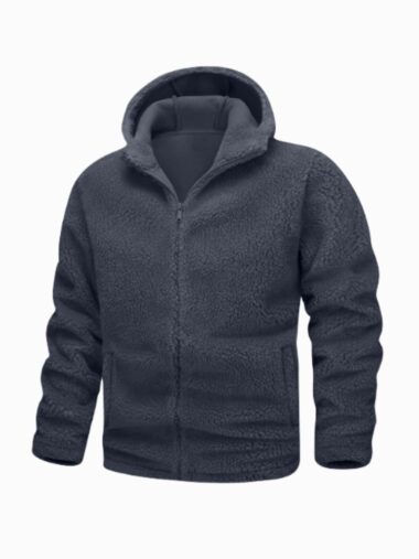 Veste pilou pilou homme à capuche polaire, bleu clair, porté par un homme, sur un fond blanc.