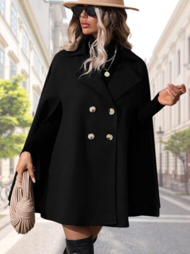 Veste officier femme à double boutonnage avec col montant, portée par une jeune femme blonde qui porte un chapeau en feutre de couleur marron et des lunettes de soleil. Elle se promène dans la rue et porte à la main gauche son sac à main. Elle porte également une paire de bottes qui montent au-dessus des genoux.