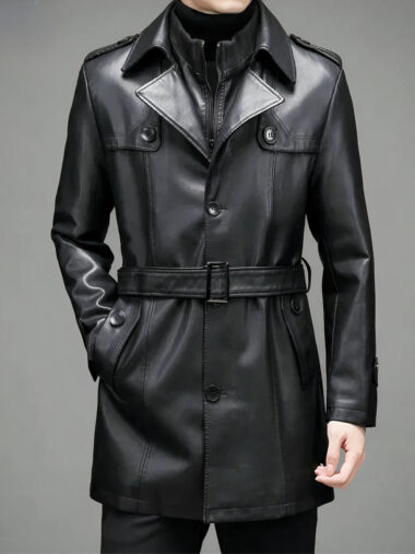 Veste 3/4 homme mi-longue avec ceinture en cuir fendu portée par un homme avec un haut et un pantalon noir sur fond gris