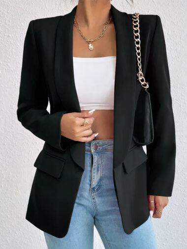 Veste blazer femme élégante sans fermeture, de couleur noire, porté par une femme, sur un fond gris.