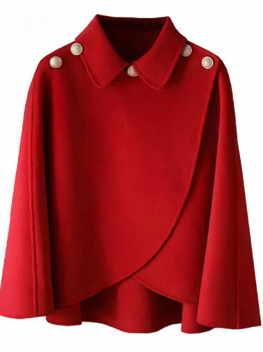 Veste cape femme avec col à revers, de couleur rouge, sur un fond blanc.