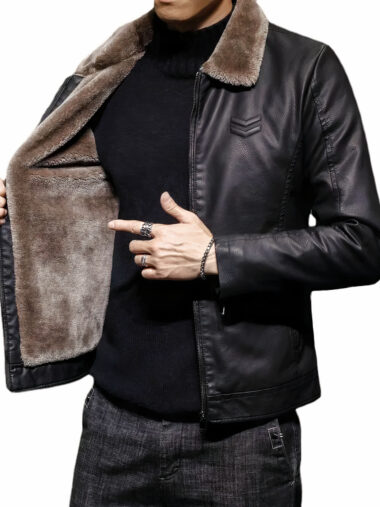 Veste chaude homme avec intérieur polaire et col à revers, de couleur noire, porté par un homme, sur un fond blanc.