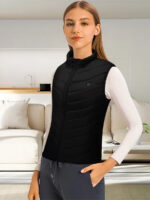 Veste chauffante sans manche pour femme avec 2 zones de chauffage, de couleur noire, porté par une femme, dans un salon.