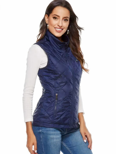 Veste chauffante femme avec 4 zones de chauffage, bleu marine, veste sans manche, porté par une femme sur un fond blanc.