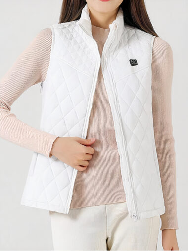 Veste chauffante femme avec 9 zones de chauffage, de couleur blanche, sans manche, porté par une femme, sur un fond gris.