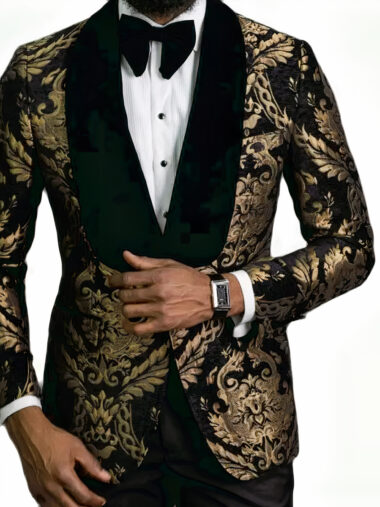 Veste costume homme avec motif floral effet velours portée par un homme avec une chemise blanche un nœud papillon et un pantalon noir sur fond blanc