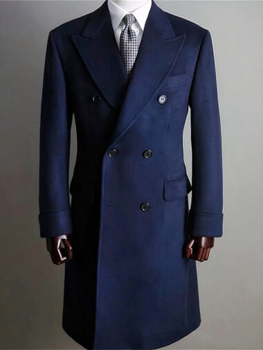 Veste costume homme style manteau long en laine sur un mannequin avec une cravate et une chemise sur fond gris