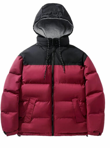 Veste courte homme matelassée à capuche, de couleur rouge et noire, sur un fond blanc.