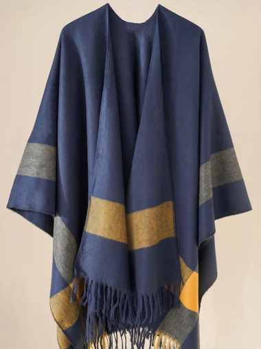 Veste d'intérieur femme style poncho à franges sur fond beige