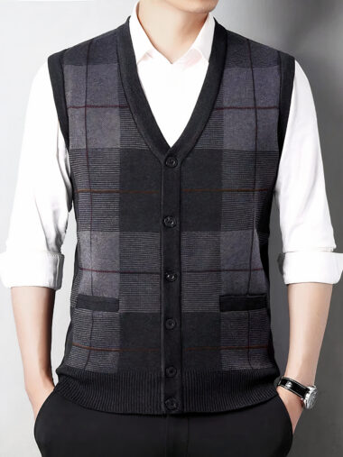 Veste d'intérieur homme avec motif à carreaux et col en V portée par un homme avec une chemise blanche sur fond gris