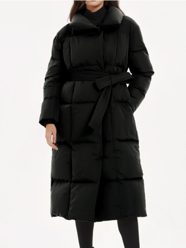 Veste doudoune femme conception matelassée avec col à revers, de couleur noir, porté par une femme sur un fond blanc.