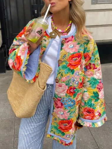 Veste fleurie femme multicolore en coton sur une femme avec un sac à main et une boisson