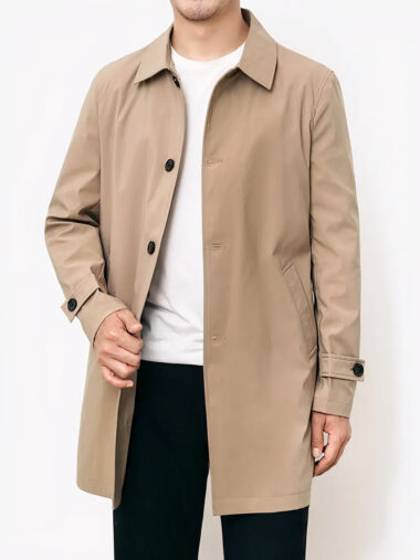 Veste habillée homme longue et coupe vent, avec col à revers, de couleur beige. Porté par un homme sur un fond blanc.