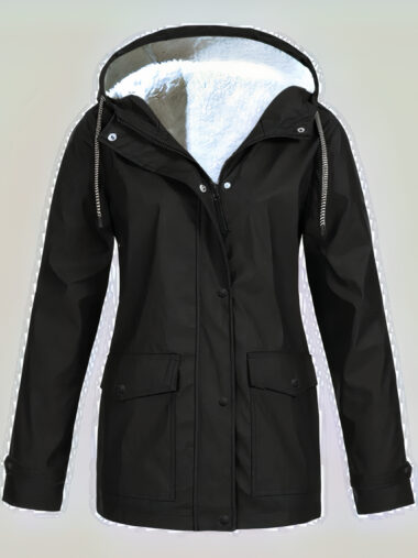 Veste noire imperméable pour femme à capuche avec intérieur polaire blanc, sur un fond blanc.