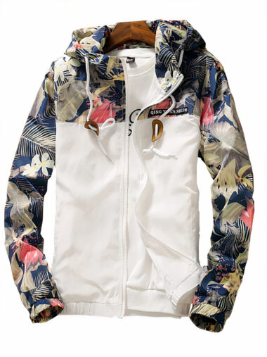 Veste blanche imperméable pour femme avec manches aux imprimés floraux, sur un fond blanc.
