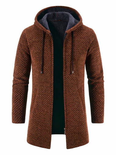 Veste longue homme à capuche au style tricoté, de couleur marron, sur un fond blanc.
