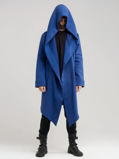 Veste longue homme ample à capuche, bleue, porté par un homme sur un fond gris.