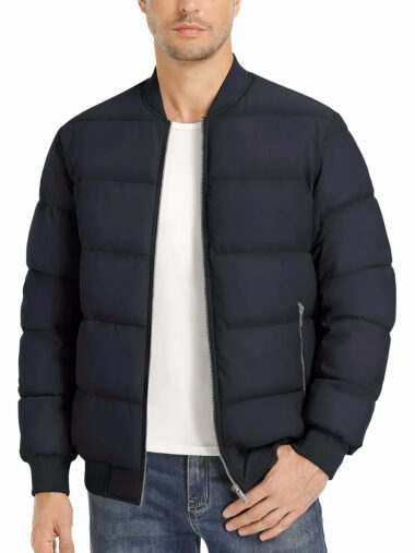 Veste matelassée homme de style bombers imperméable, de couleur noire. Porté par un homme sur un fond blanc.