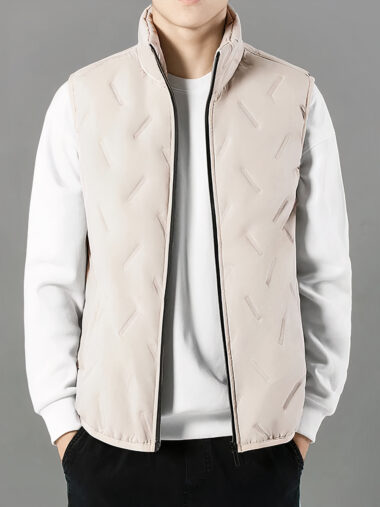 Veste molletonné homme sans manches avec motifs rectangulaires en relief portée par un homme avec un pull blanc et un pantalon noir sur fond gris