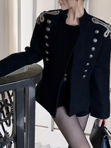 Veste officier femme avec boutons décoratifs sur une femme avec un sac à main tenant une rambarde d'escalier