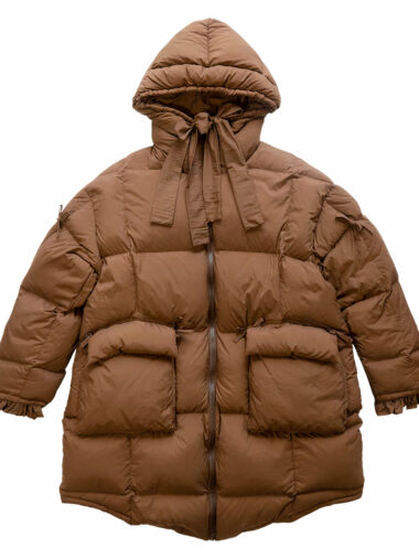 Veste oversize femme style doudoune matelassée sur fond blanc