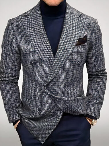 Veste pied de poule homme élégante à double boutonnage de couleur grise. Porté par un homme sur un fond gris et blanc.