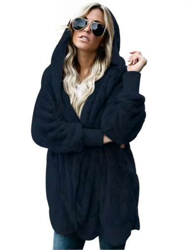 Veste pilou pilou femme à capuche ample, de couleur noire, porté par une femme, sur un fond blanc.