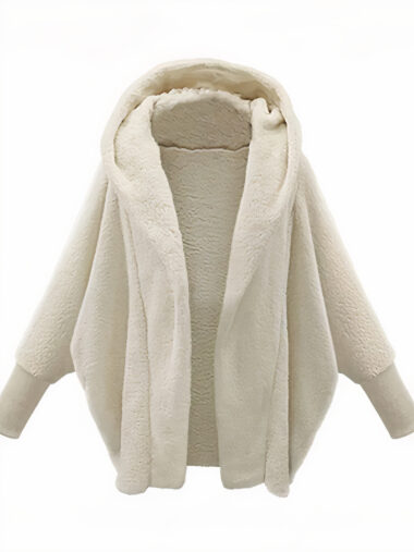 Veste pilou pilou femme conception ample et douce, de couleur blanche, avec capuche, sur un fond blanc.