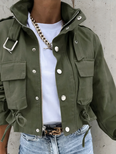 Veste saharienne femme courte avec grandes poches frontales sur une femme sur fond gris