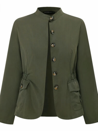 Veste saharienne femme de style rétro avec boutons sur fond blanc
