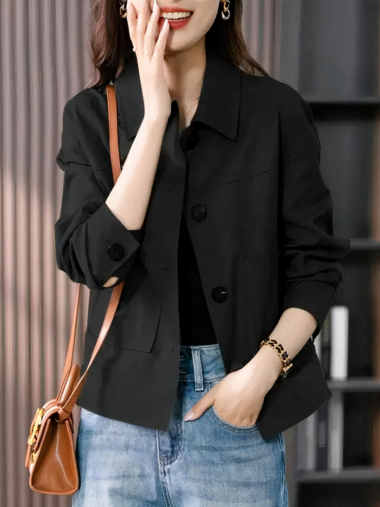Veste saharienne femme de style vintage avec col à revers sur une femme en jean avec un sac à main