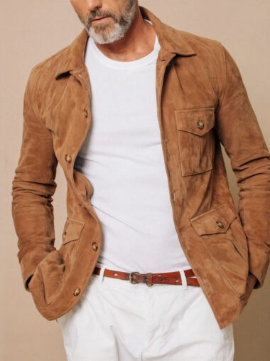 Veste saharienne homme effet daim avec col rabattu portée par un homme avec des vêtements blanc sur fond beige