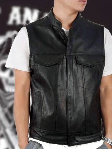 Veste sans manche homme en simili cuir noir, avec multi poche. Porté par un homme. Sur un fond noir avec des inscriptions blanches.