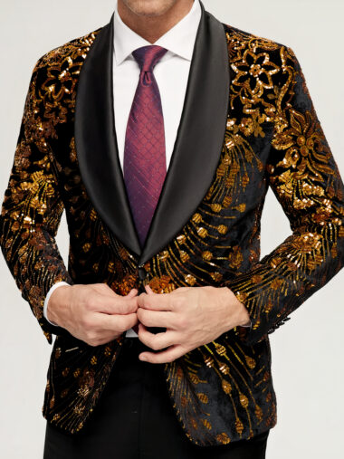 Veste sequin noire pour homme style costume avec ornements dorés, porté par un homme, sur un fond gris.