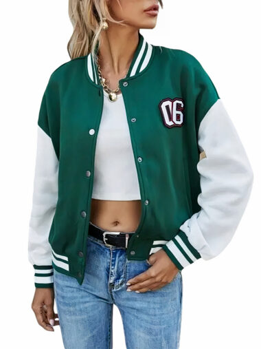 Veste teddy femme à col rond avec boutons portée par une femme avec un t-shirt blanc et un jean bleu sur fond blanc
