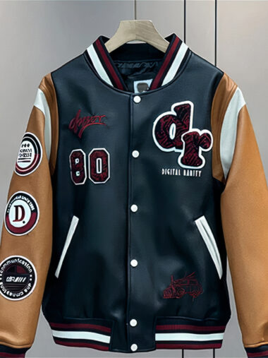 Veste teddy homme style universitaire avec motifs, de couleur noir avec les manches marron. Sur un fond gris.