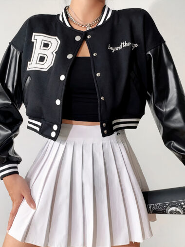 Veste universitaire femme style teddy avec imprimé B, de couleur noir, porté par une femme, sur un fond gris.