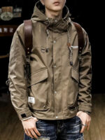 Veste zippée homme style rétro avec capuche portée par un homme avec un sac à dos et un jean bleu